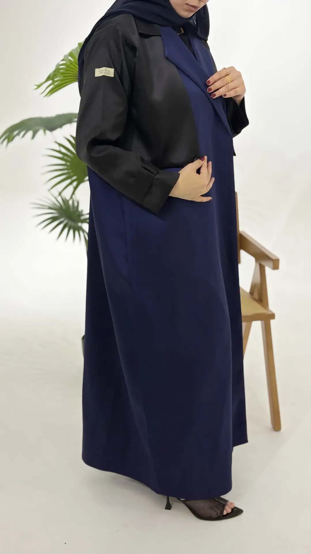 عباية باللون الاسود